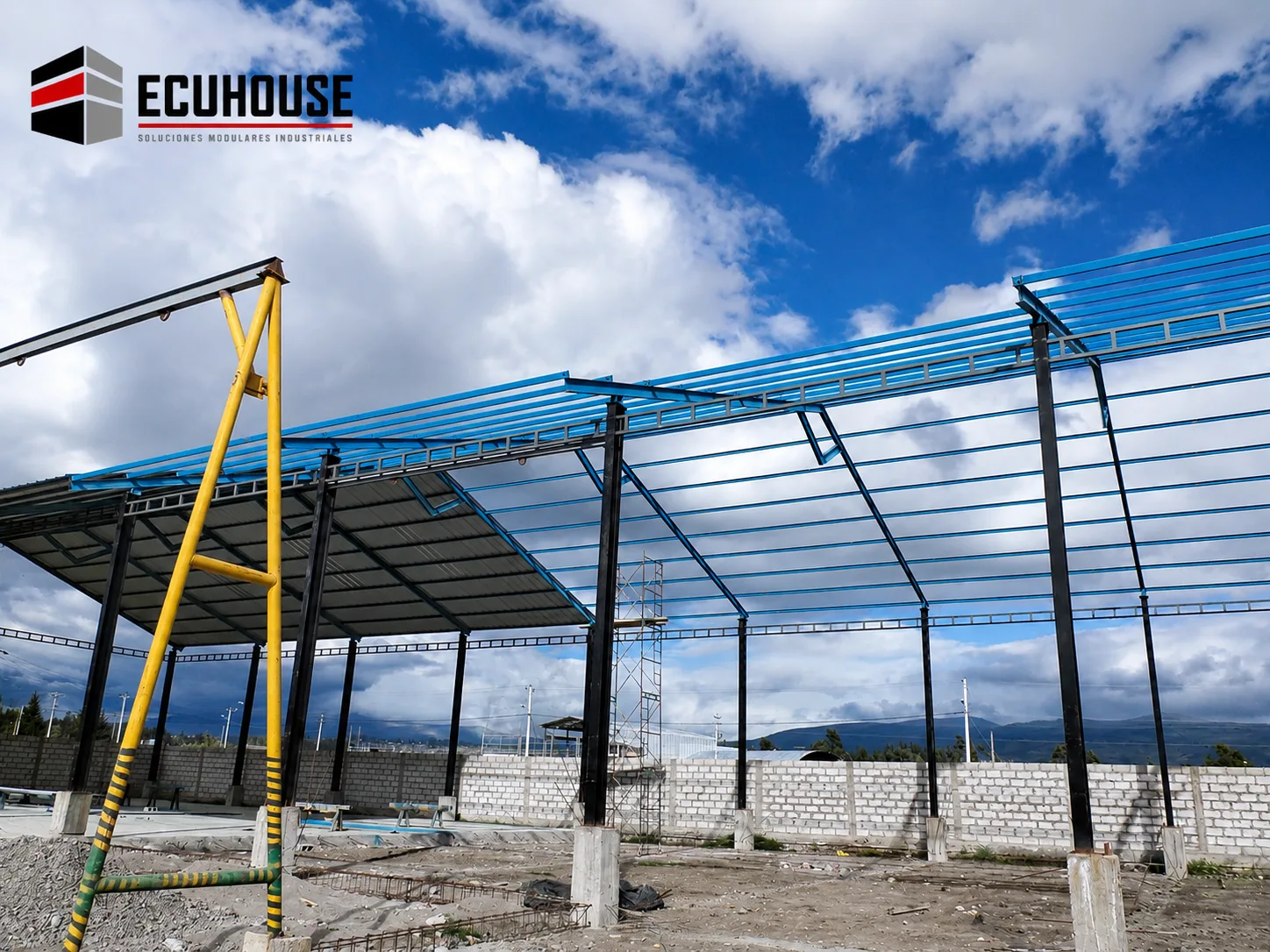 Estructura metálica para galpón industrial fabricada por ECUHOUSE