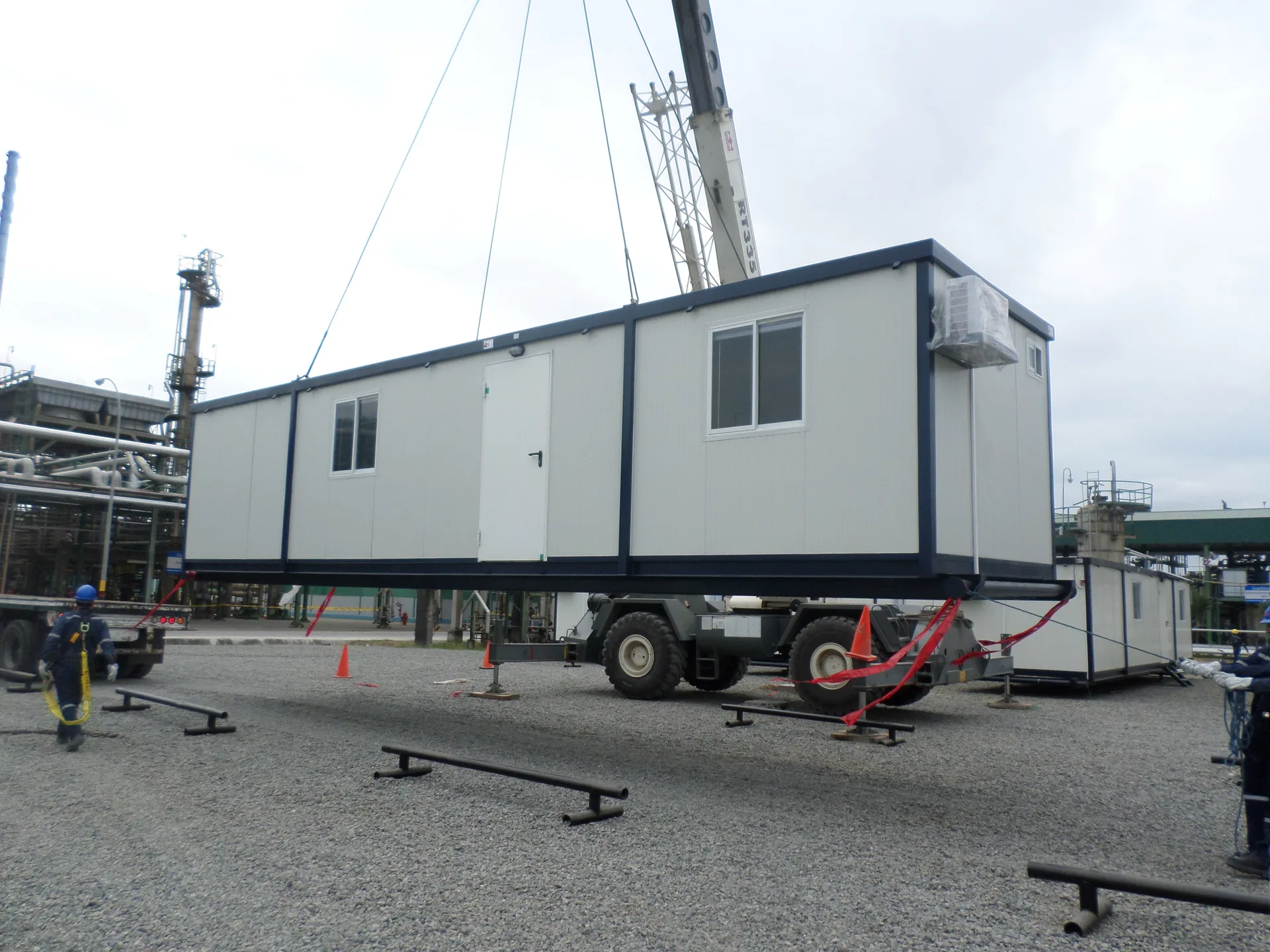 Fabricación de módulos en la planta de ECUHOUSE en Latacunga